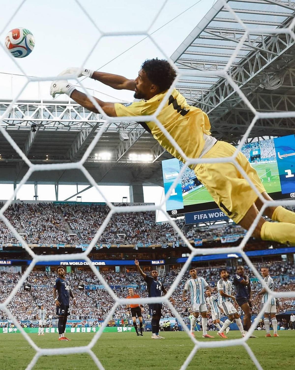 Vozinha ya es número uno tras su Mundial y supera a grandes porteros: ¿Compañero de Messi?