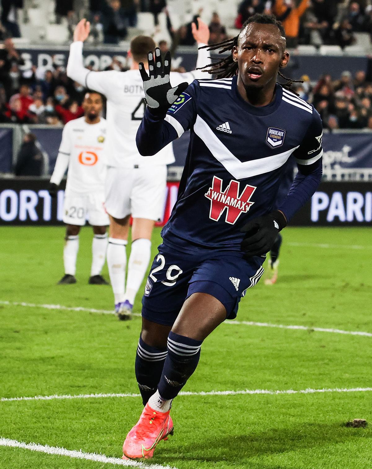 Alberth Elis celebrando uno de sus goles contra el Lille.