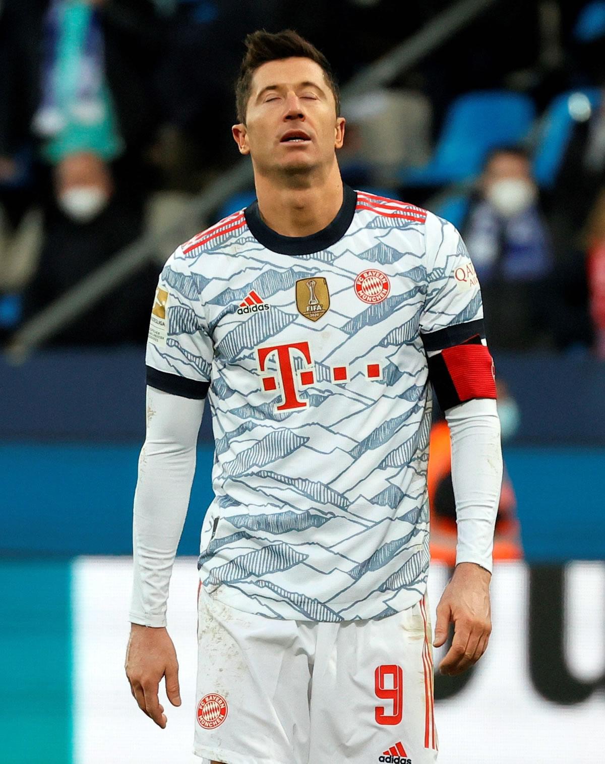 Lewandowski se lamenta en la derrota del Bayern Múnich en Bochum.