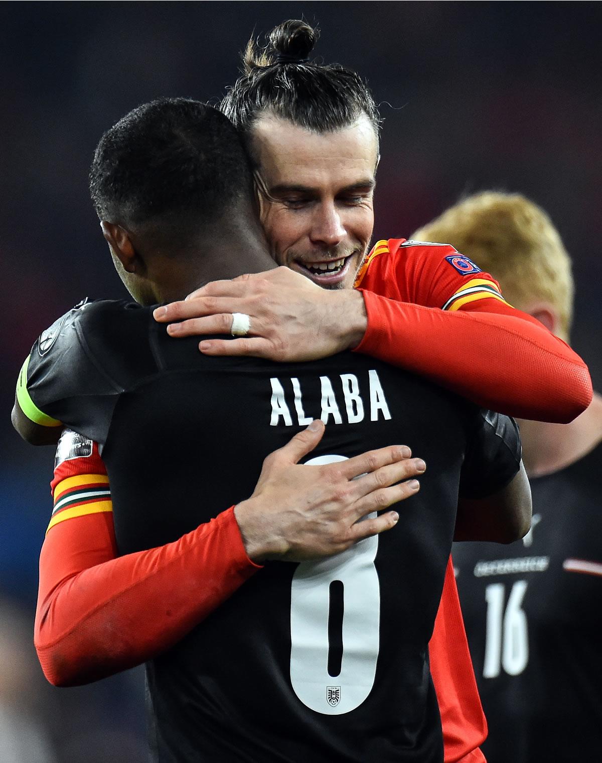 Gareth Bale le dio un cariñoso abrazo a Alaba al final del partido.