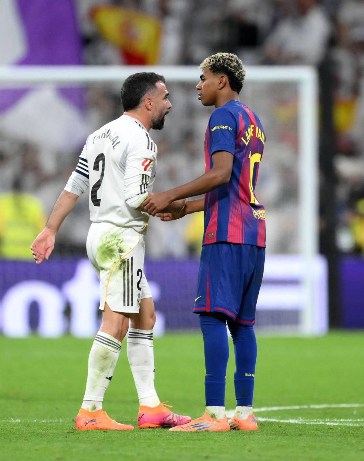 Real Madrid festeja, bronca, Lamine invita a pelear a Courtois y Vinicius hace arder al Barcelona