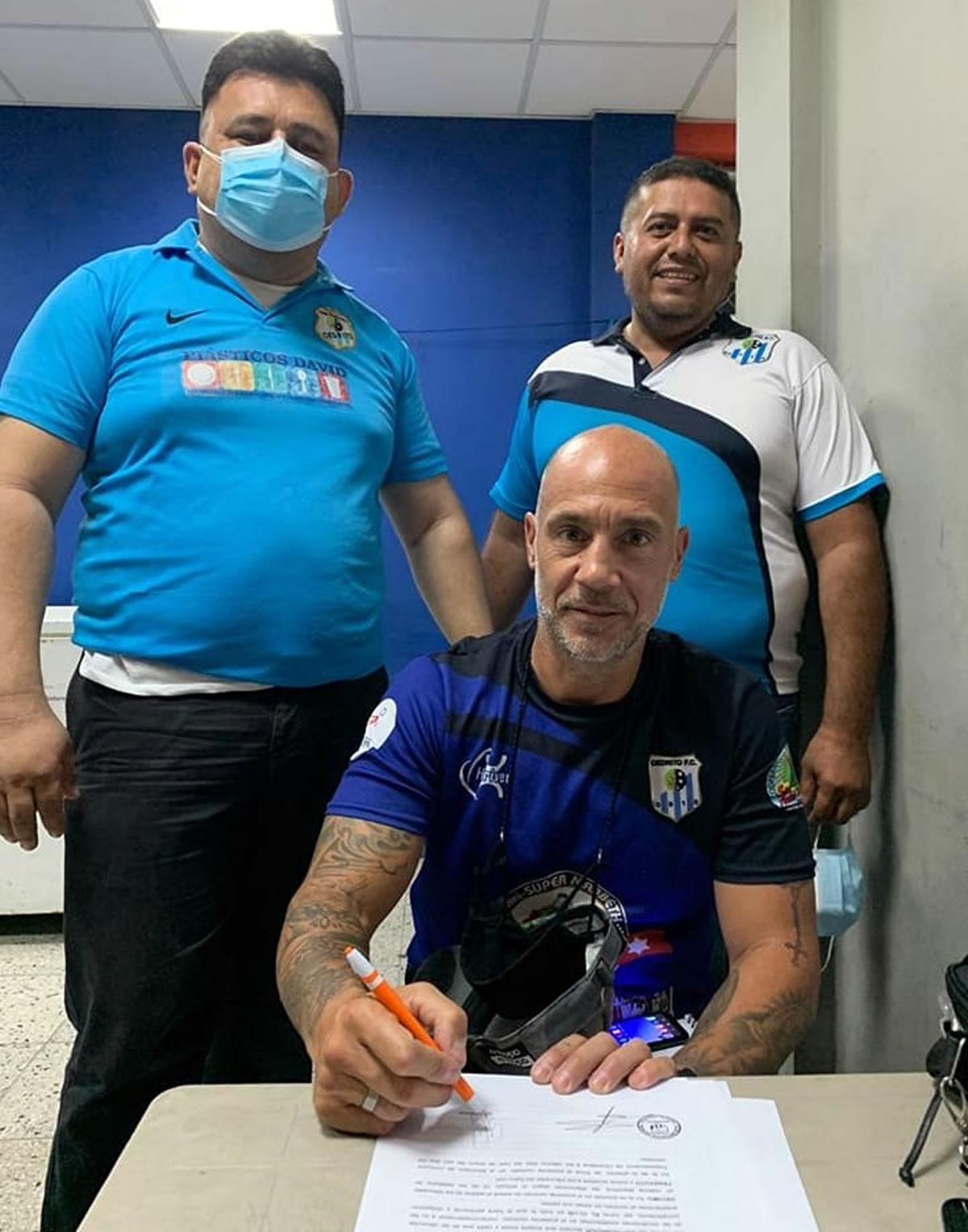 Germán Noce al momento de firmar el contrato con el Cedritos FC.