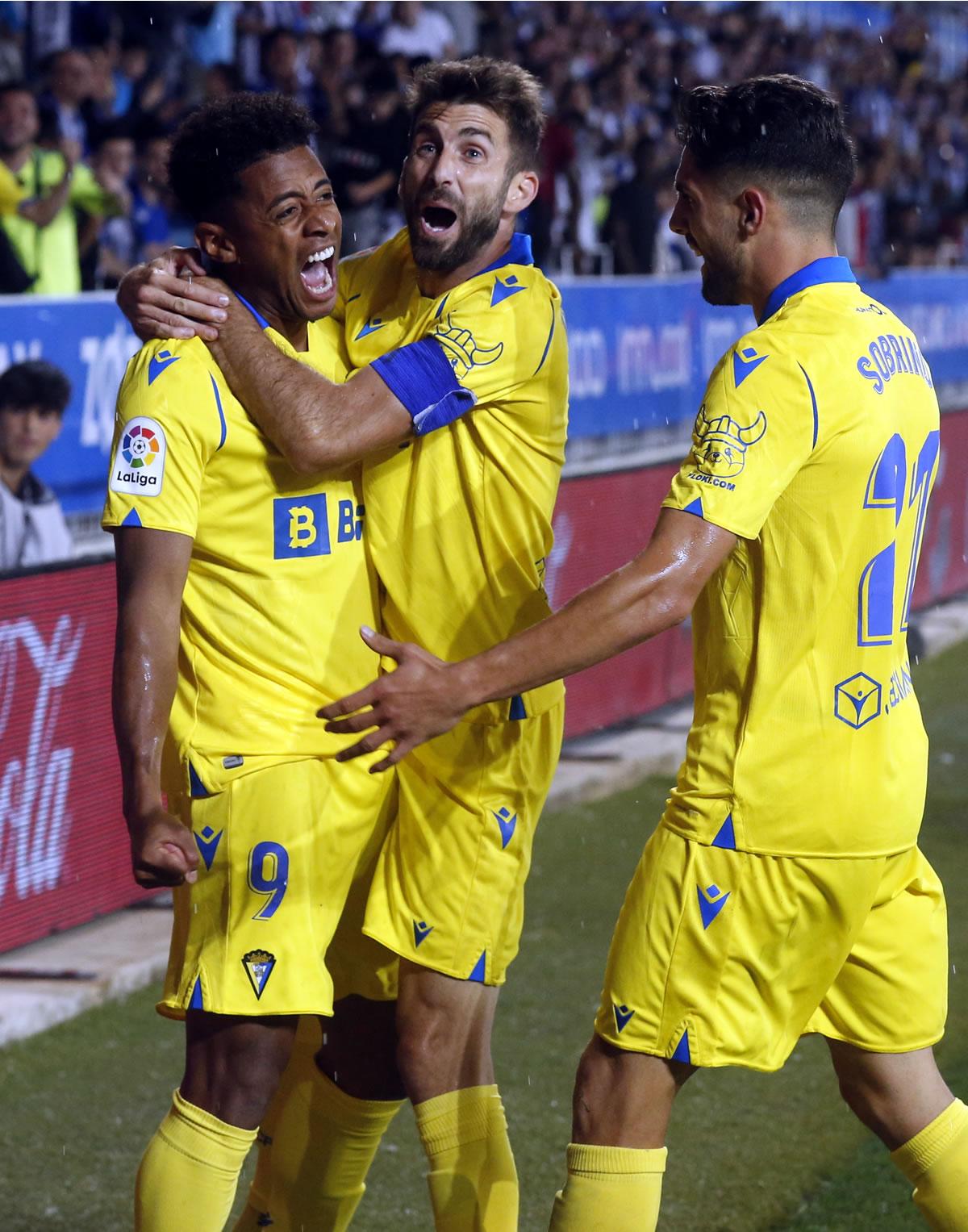 'Choco' Lozano gritando su gol y festejando con sus compañeros.