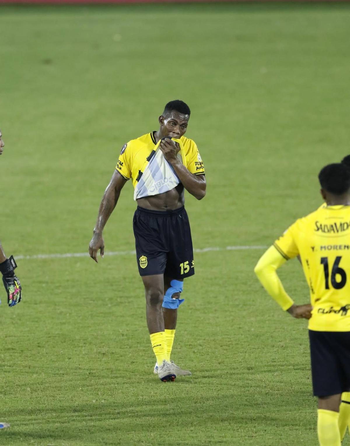 Decepción en el Real España, el villano, héroe, esposa de jugador y la chica del Plaza Amador