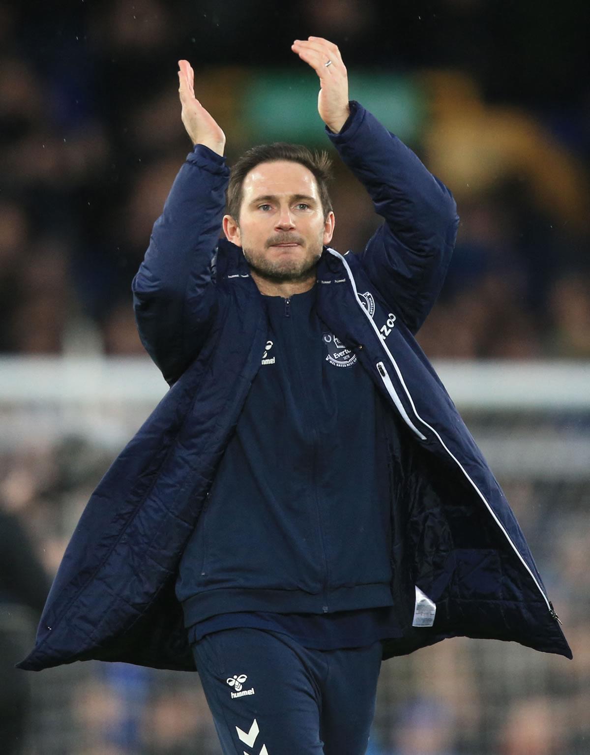 Lampard aplaudiendo el apoyo de sus aficionados.