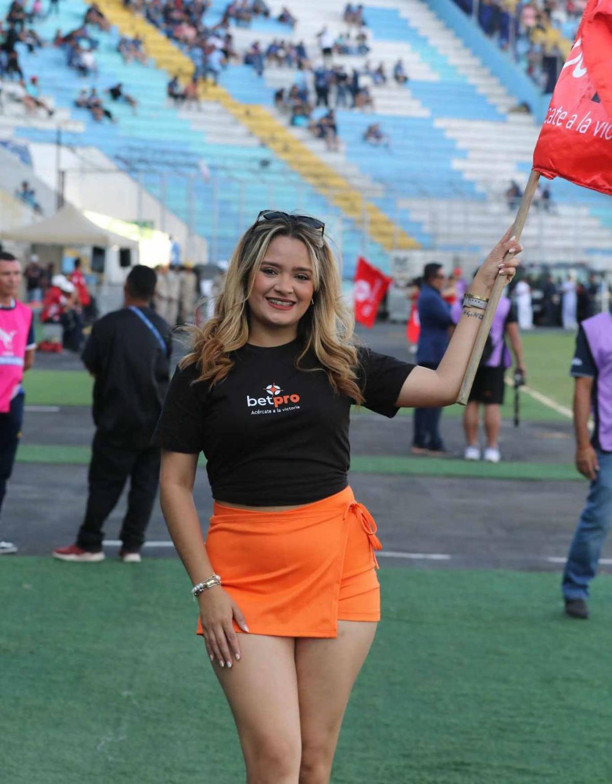 'Tota' Medina pierde la cabeza, festejo a lo Cristiano, mensaje al DT de Honduras en el Clásico y lindas chicas