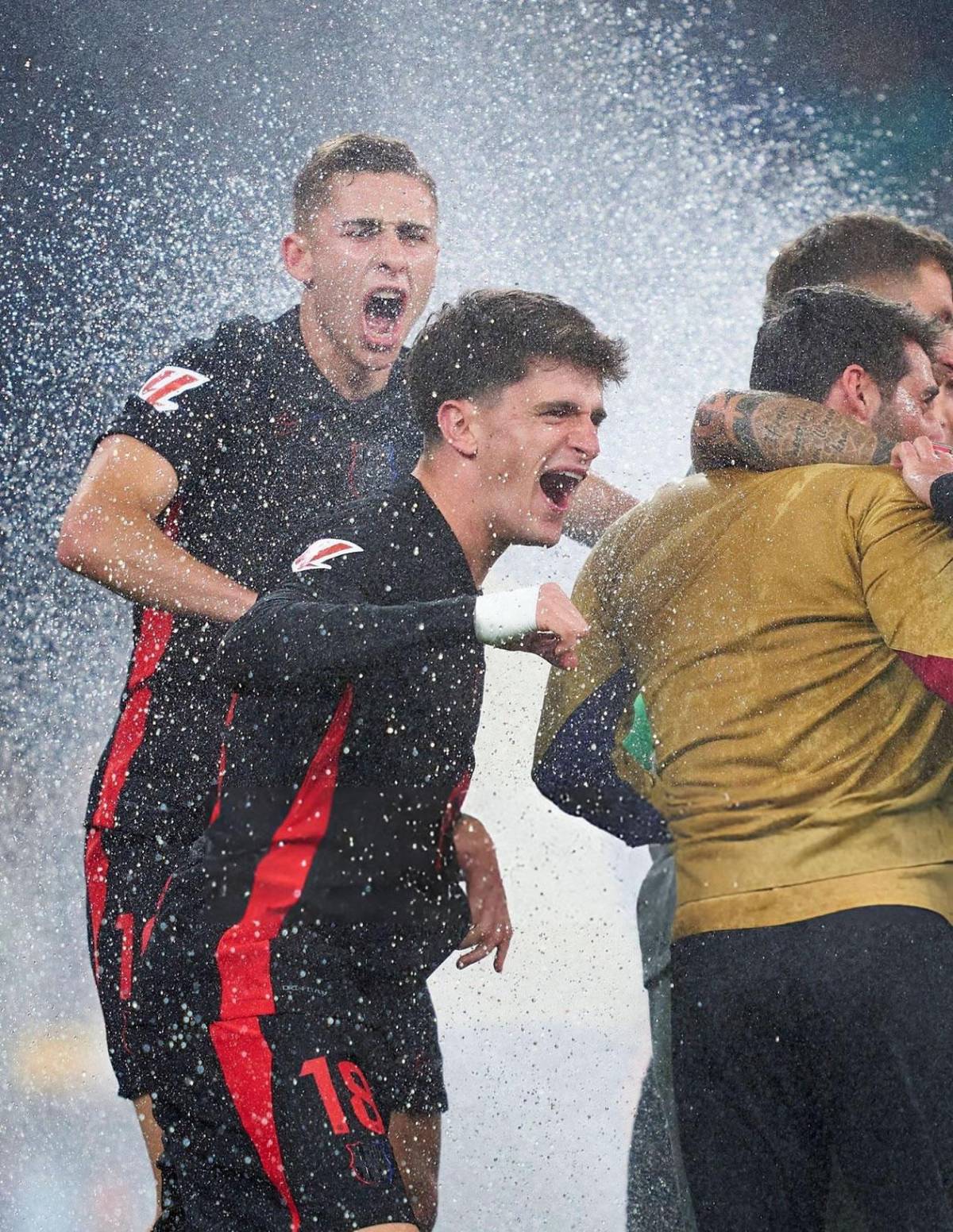 Barcelona campeón festeja, Espanyol encendió aspersores, bronca y la orden de Flick