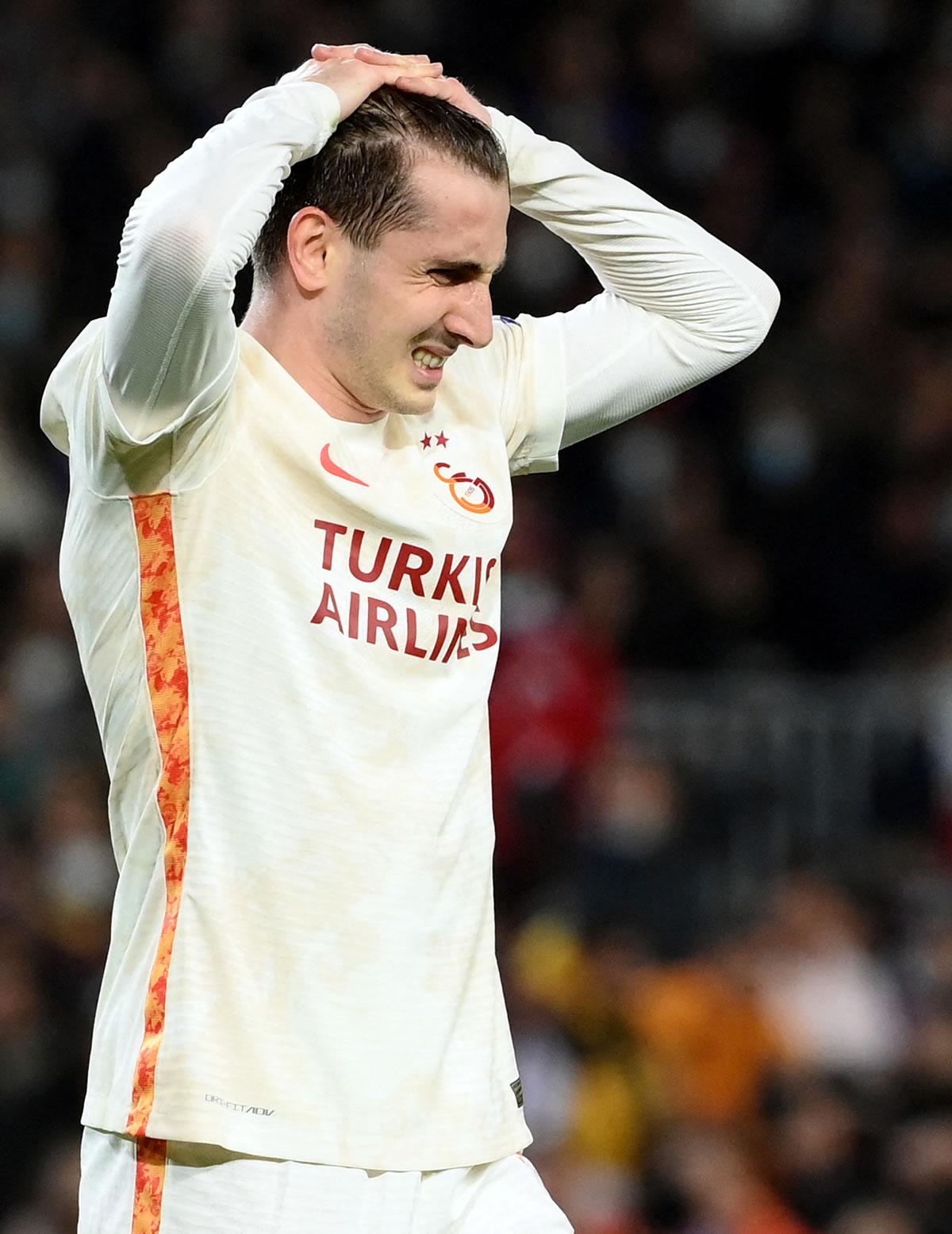 El turco Kerem Akturkoglu se lleva las manos a la cabeza luego de fallar frente a la portería del Barcelona.