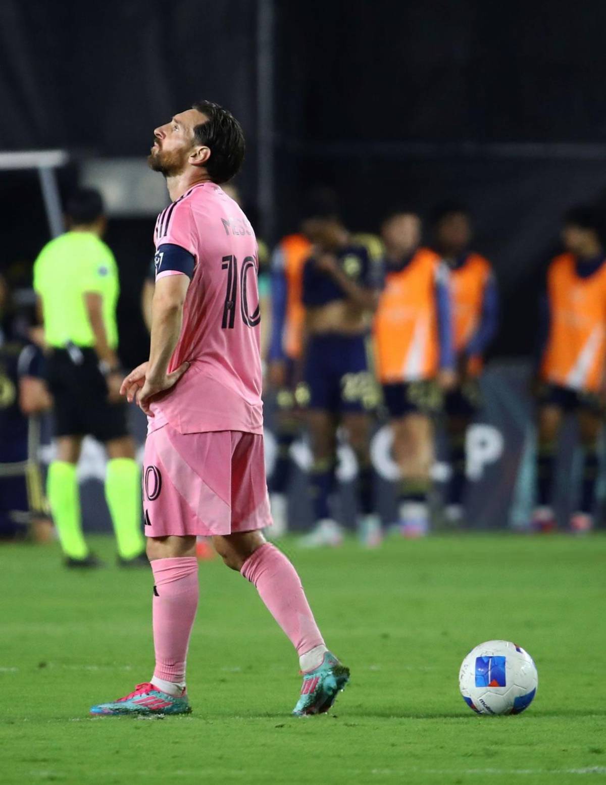 Messi, irreconocible: bronca con rival y enfado de Suárez con Saíd Martínez