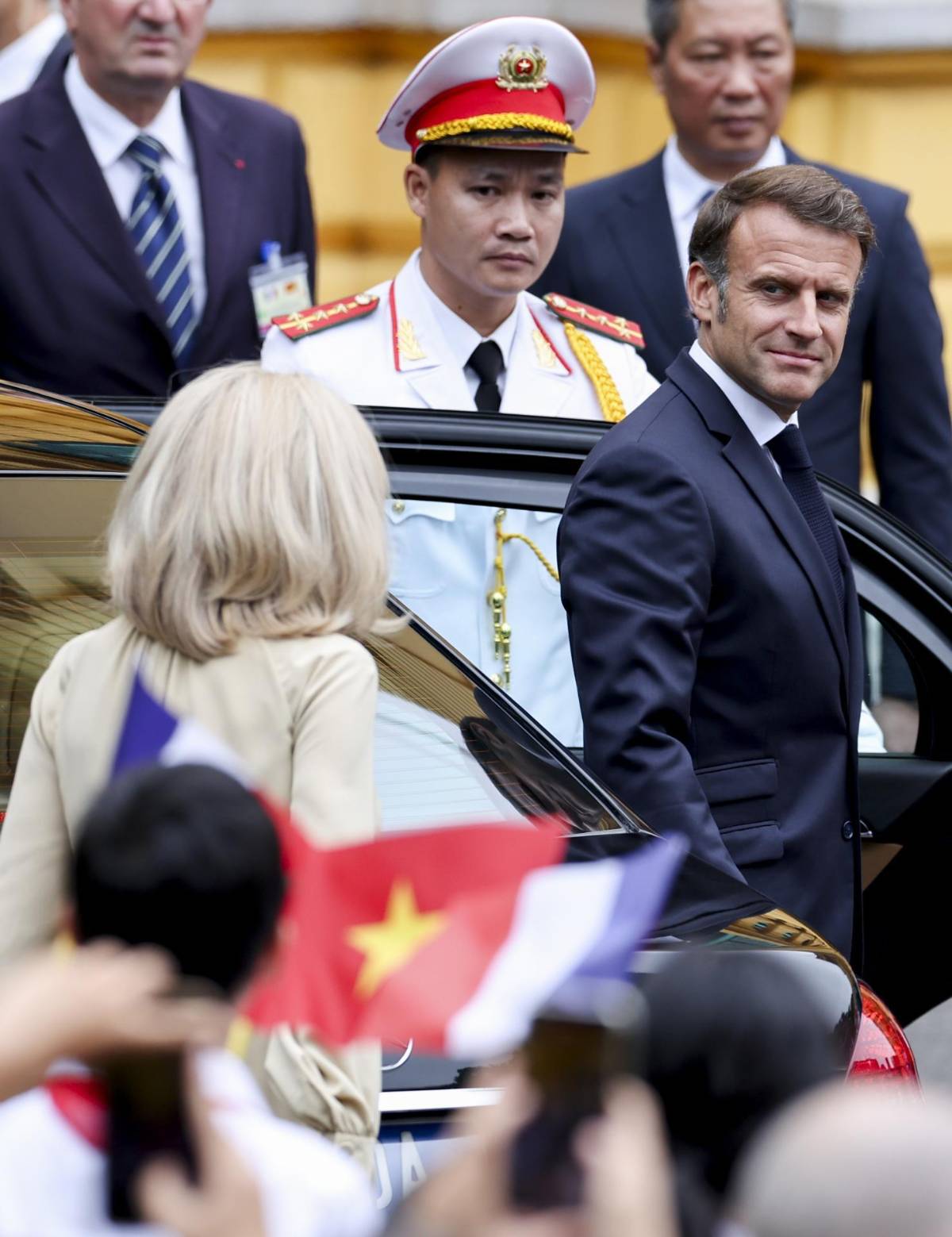 Macron y su esposa reaparecen sonrientes tras polémica por bofetada