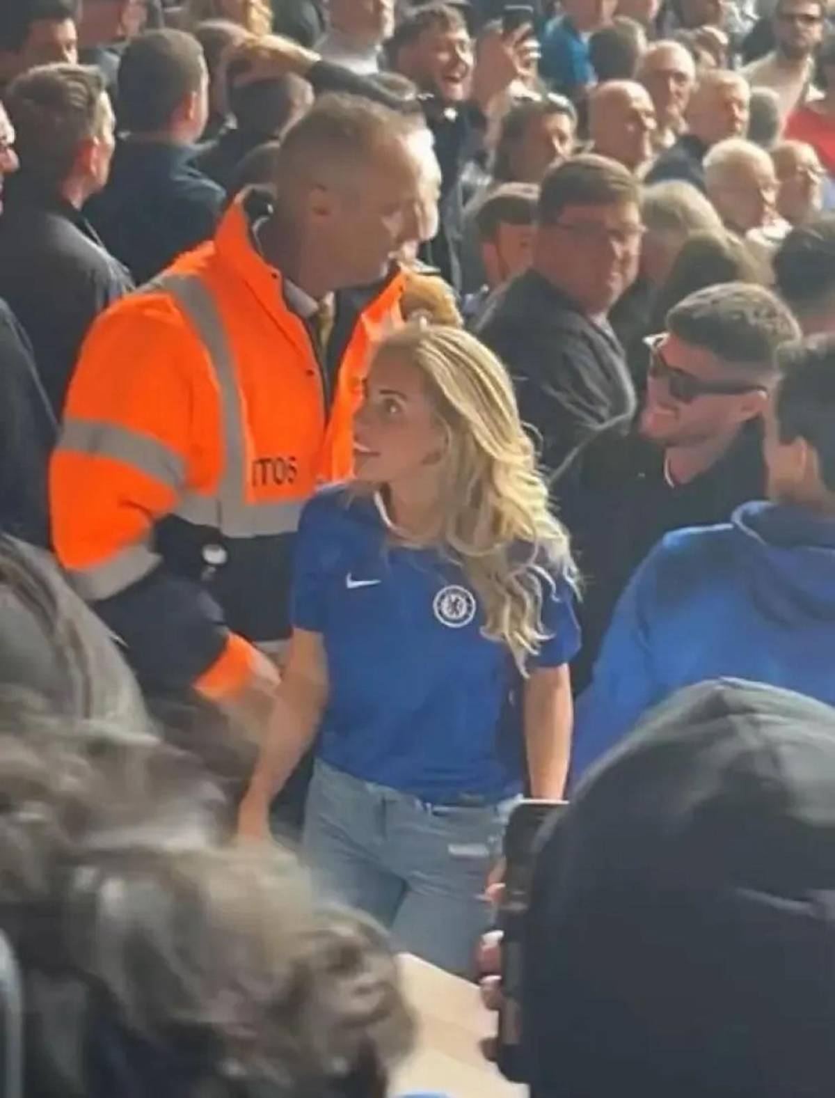 La descubren y la expulsan de estadio de Premier League por extravagante motivo