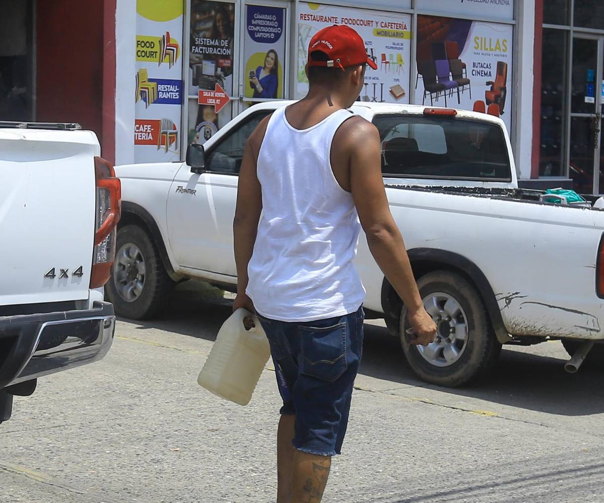 Un conductor lleva su bote de combustible en San Pedro Sula, donde el galón de gasolina superior cuesta L148.69, 54% más que el promedio de enero.