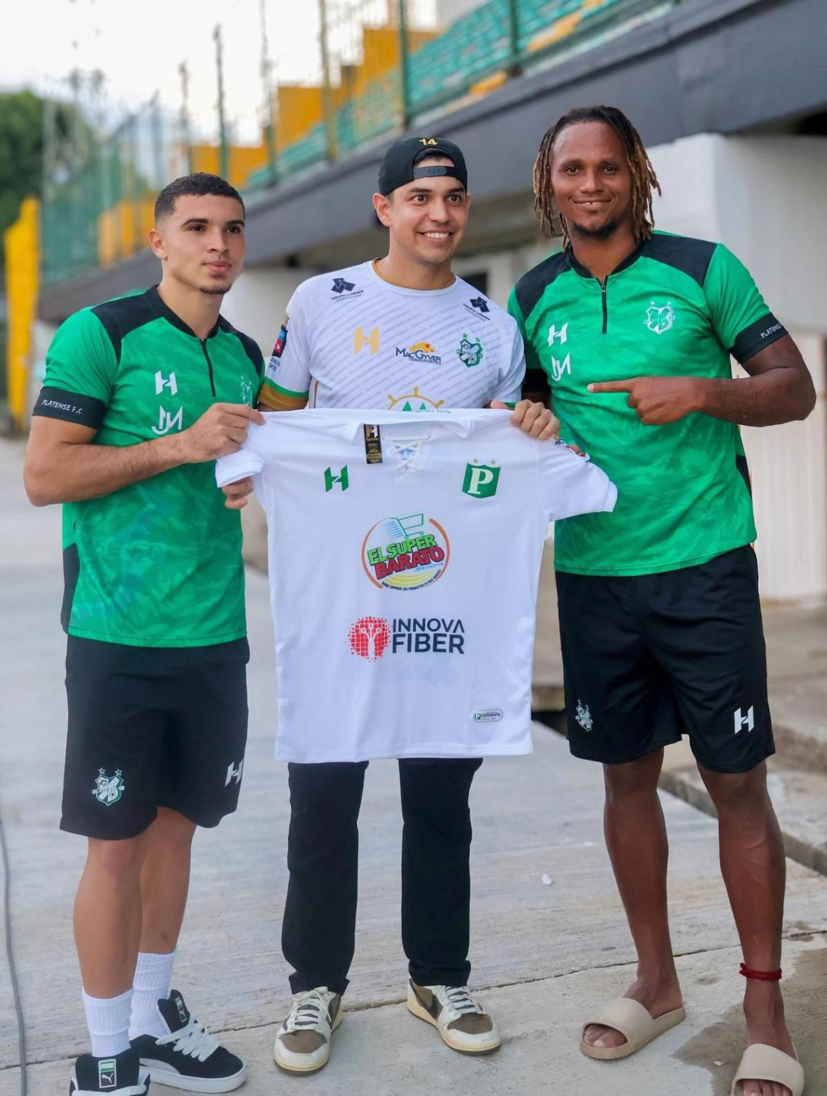 Futbolistas esperando pago, Mauricio Dubón sorprende y ¿quién es la chelita?