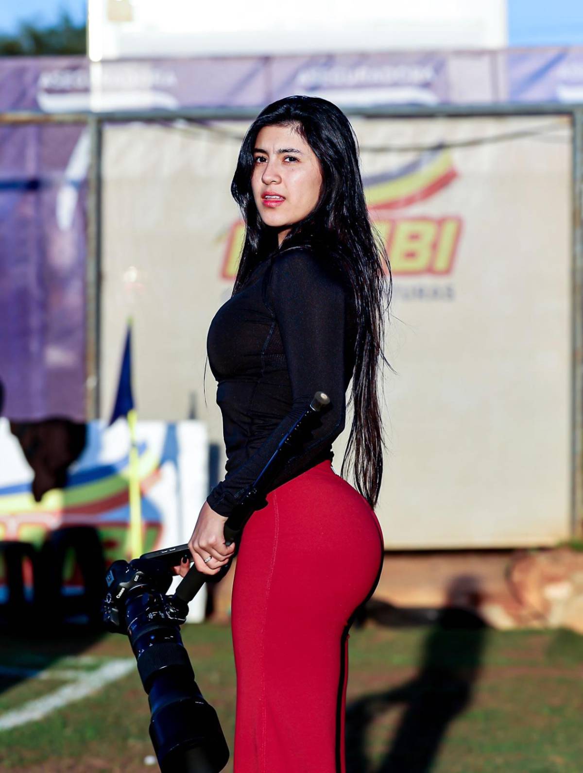 Fotógrafa deportiva es vetada por su atrevida vestimenta y el caso da un giro inesperado
