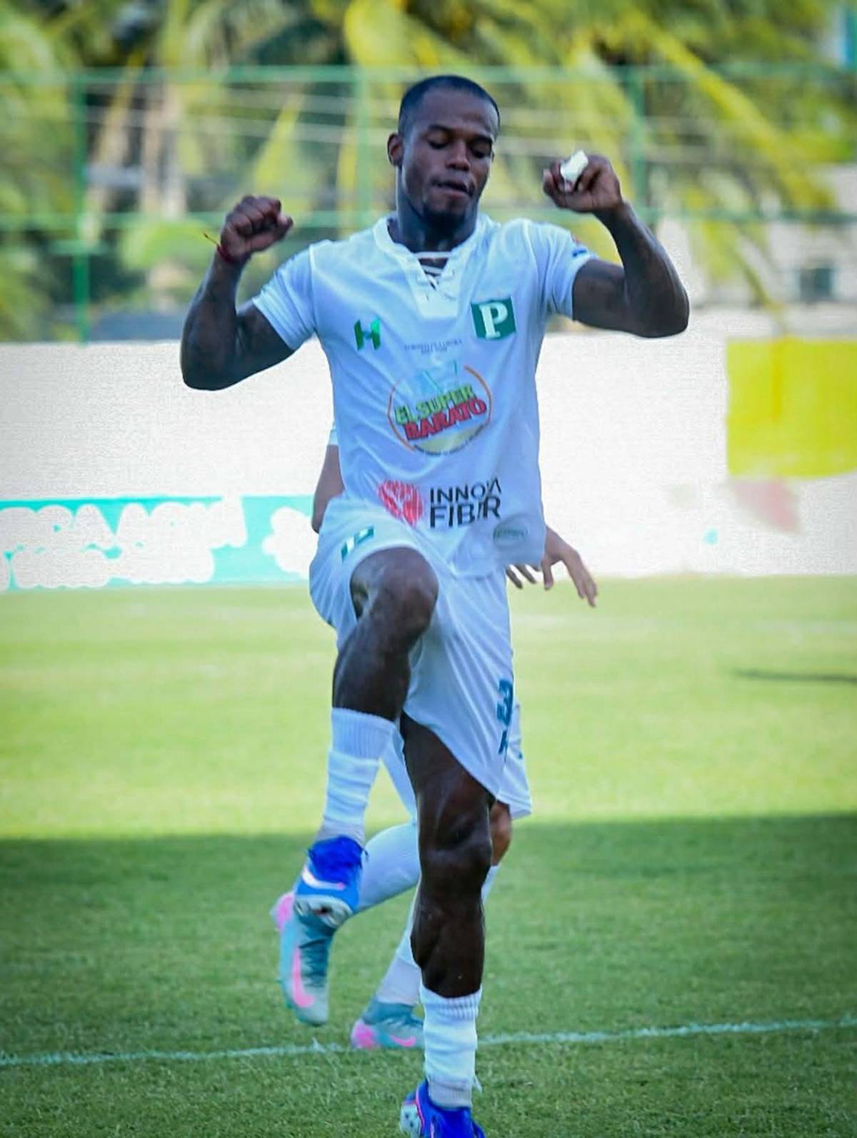 Marcó triplete y recibió beso, polémicas del FVS, selfie de Motagua y Victoria se hunde