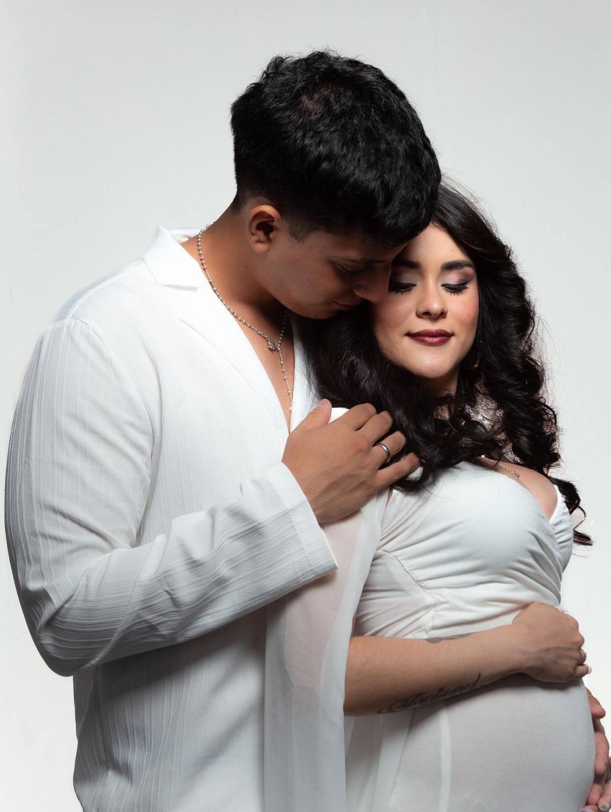 Con tiernas fotos, Ónice Flores revela que está esperando un bebé