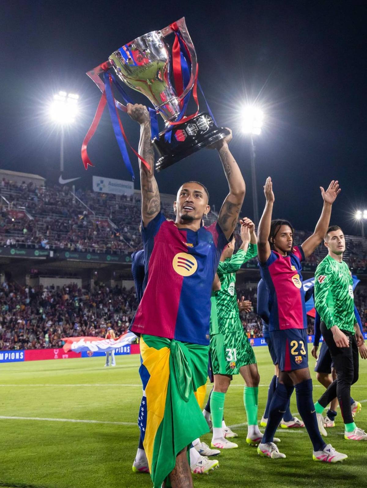 Barcelona festeja los títulos ante su afición, show de Lamine y Gavi presume a su novia