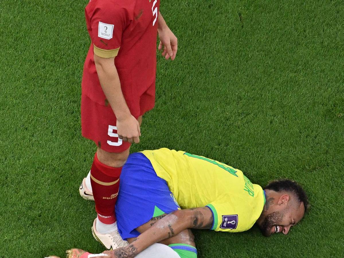 Neymar sufrió muchas faltas en el partido contra Serbia.