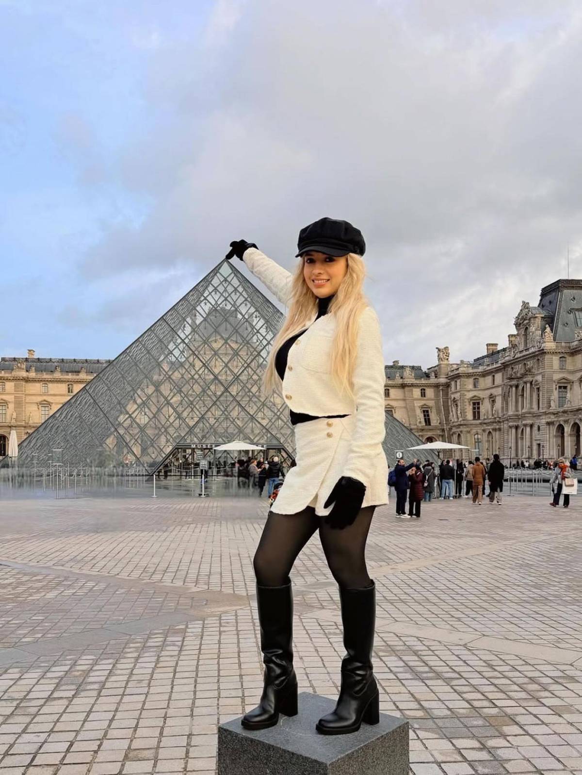 'Barbie' hondureña deslumbra en Europa con legionario: Champions en el Bernabéu