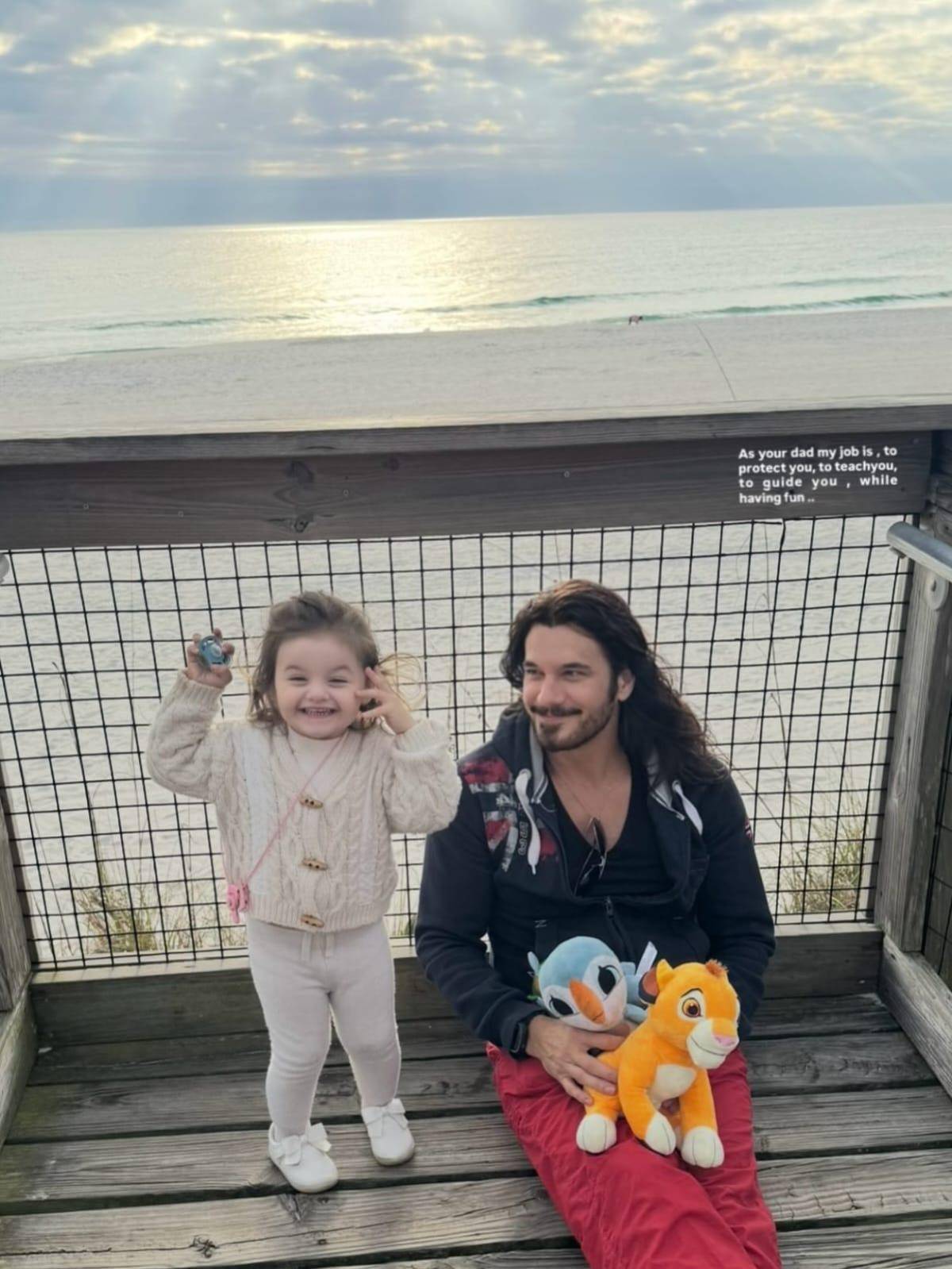 Expareja de Mario Cimarro gana batalla legal para mudarse con su hija fuera de USA