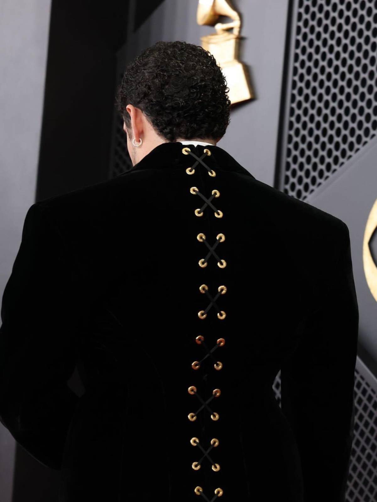 Bad Bunny le da un giro al clásico esmoquin en la alfombra roja de los Grammy 2026