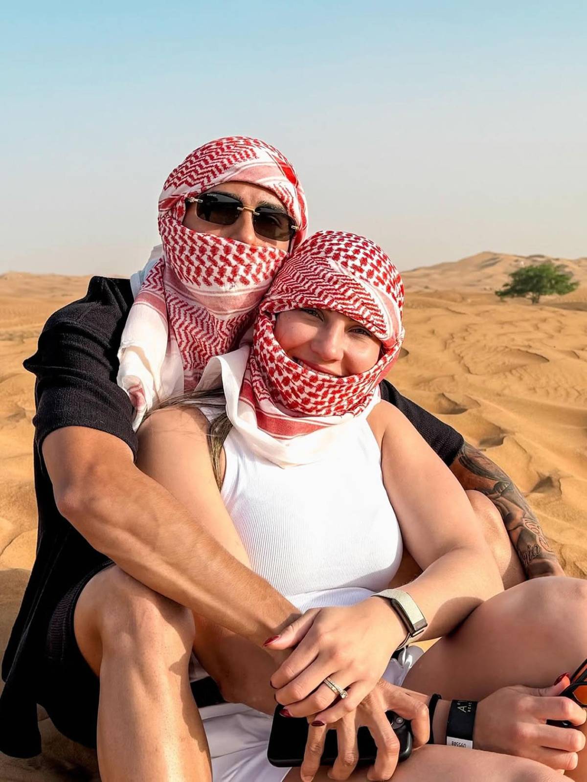 Las lujosas vacaciones de Luis Palma y Annie Córdova en Dubái: desierto y compras