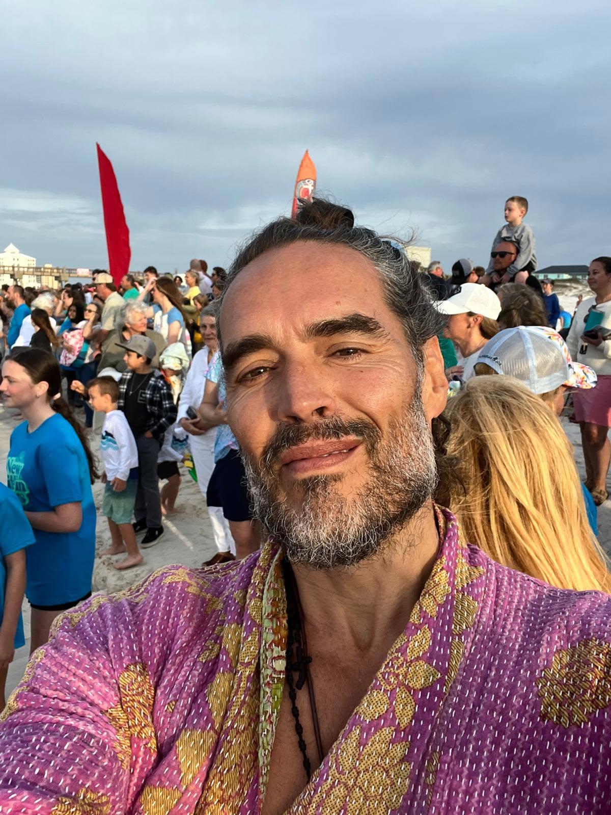 Fiscalía tacha a Russell Brand de depredador sexual despiadado en juicio
