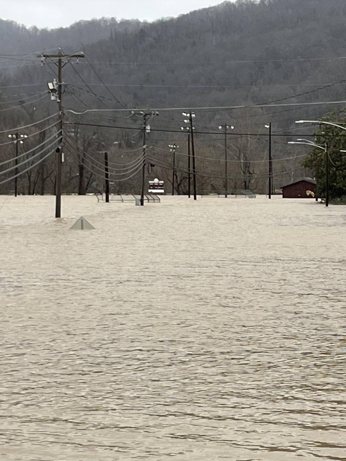 Las tormentas dejan 11 muertos en Kentucky con EEUU en alerta por nuevo temporal