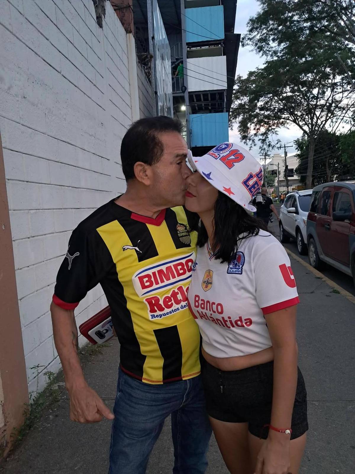 Periodista y bellas chicas roban miradas en triangular Real España vs Olimpia