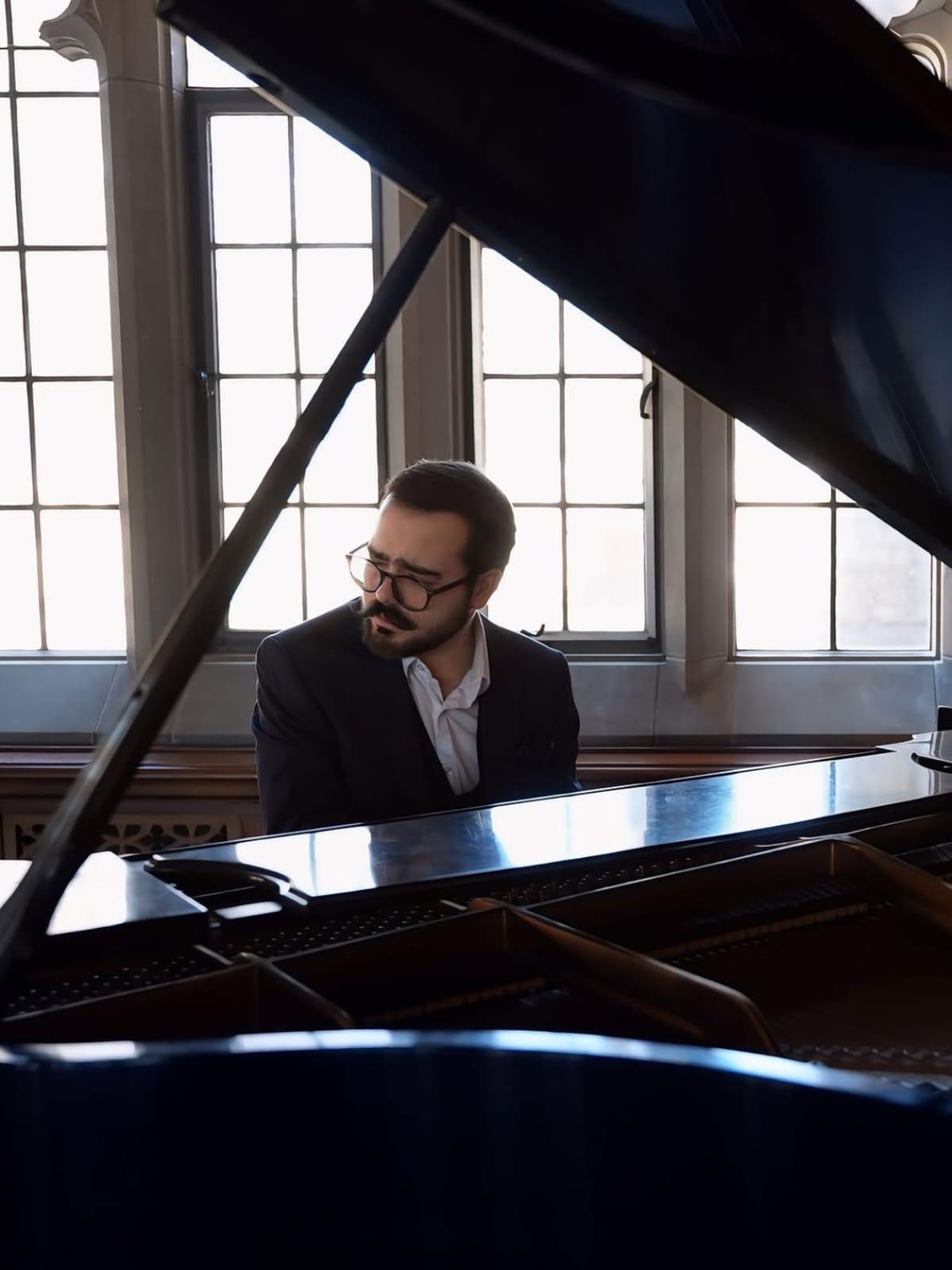 Moisés Duarte lleva la música latinoamericana a Ole Tiny Dorm de St. Olaf