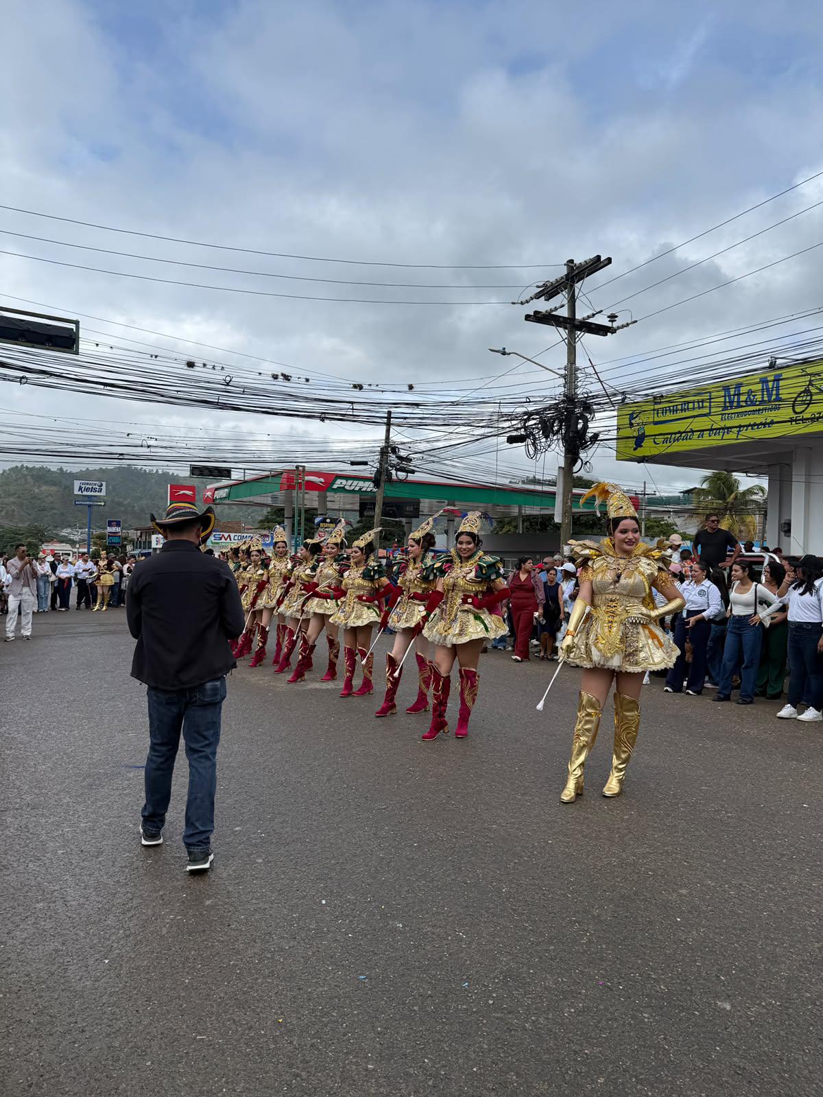 Elegancia y tradición en el desfile de las palillonas del Instituto Cosme García