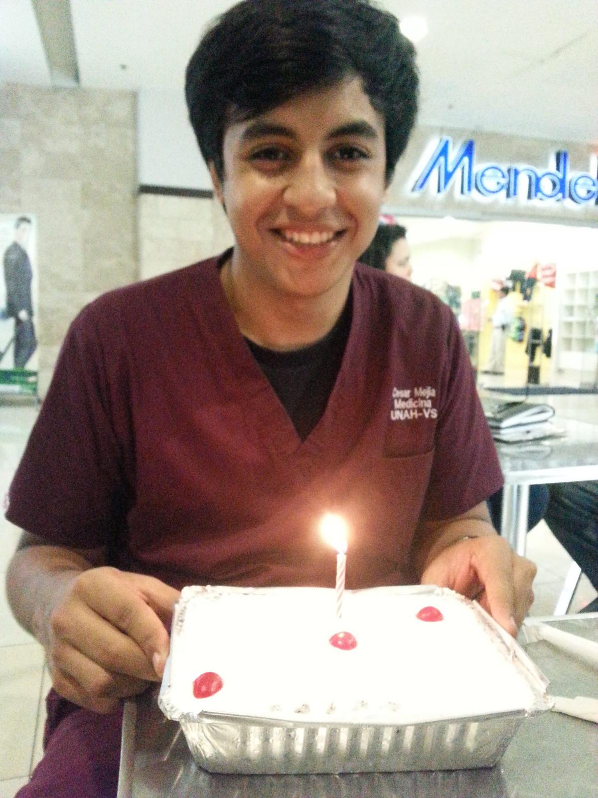 Joven médico urge de cirugía  para vencer el cáncer y apelan a solidaridad de hondureños