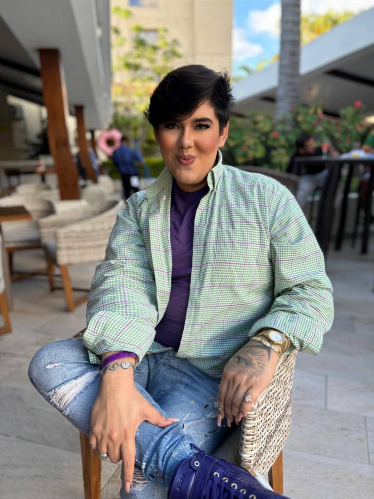 Sandrez critica vestido de Milagro Flores:Hay plumas que solo se usan para manualidades, no para vestir