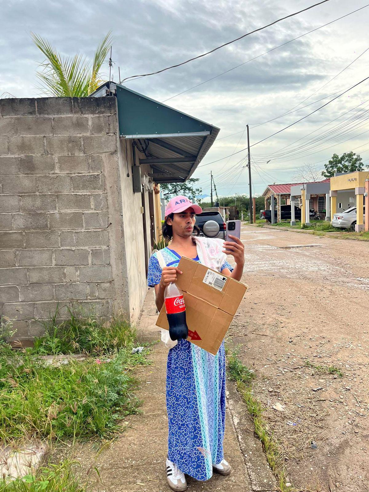 Tiktoker hondureño La Doña HN denuncia amenazas a muerte tras polémica en feria