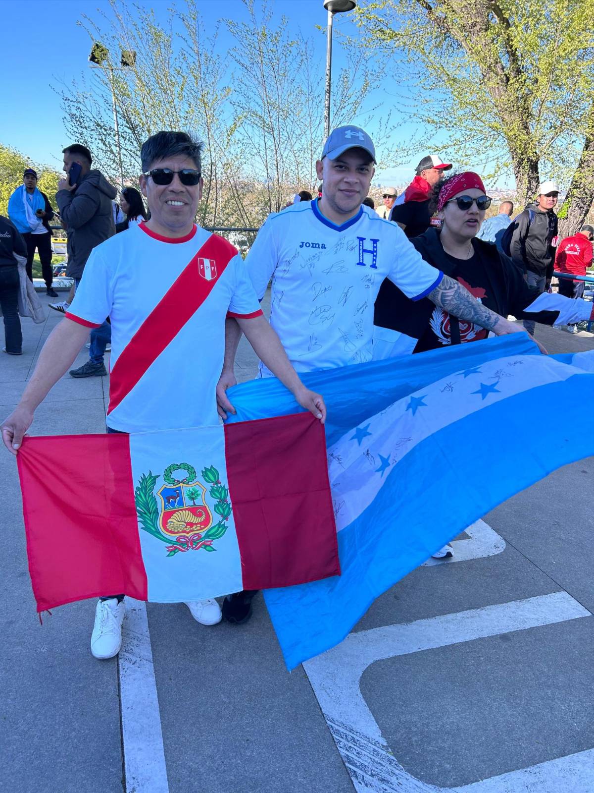 Honduras no está sola en España, bellas palillonas, locura y mensaje a Palma