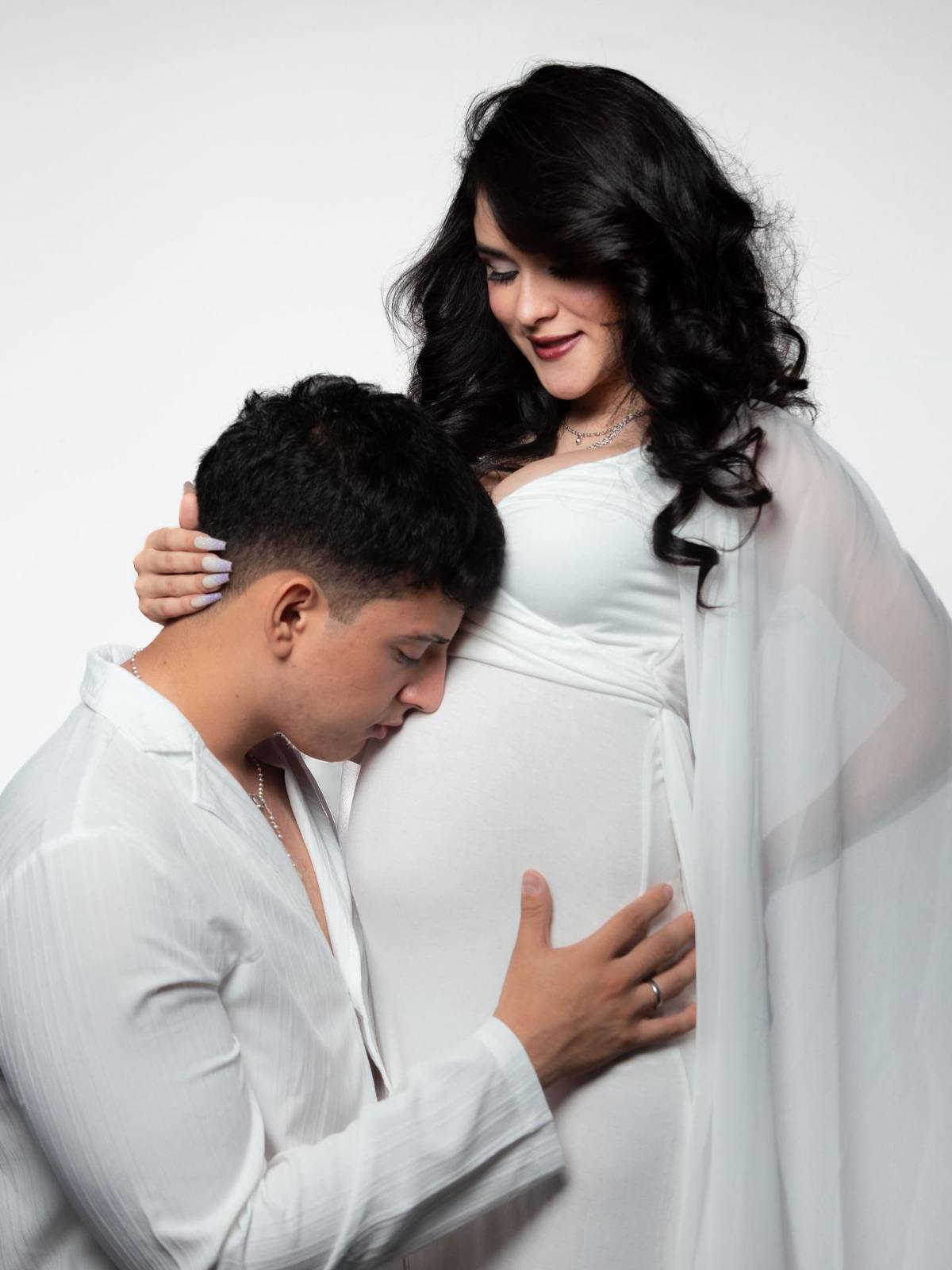 Con tiernas fotos, Ónice Flores revela que está esperando un bebé