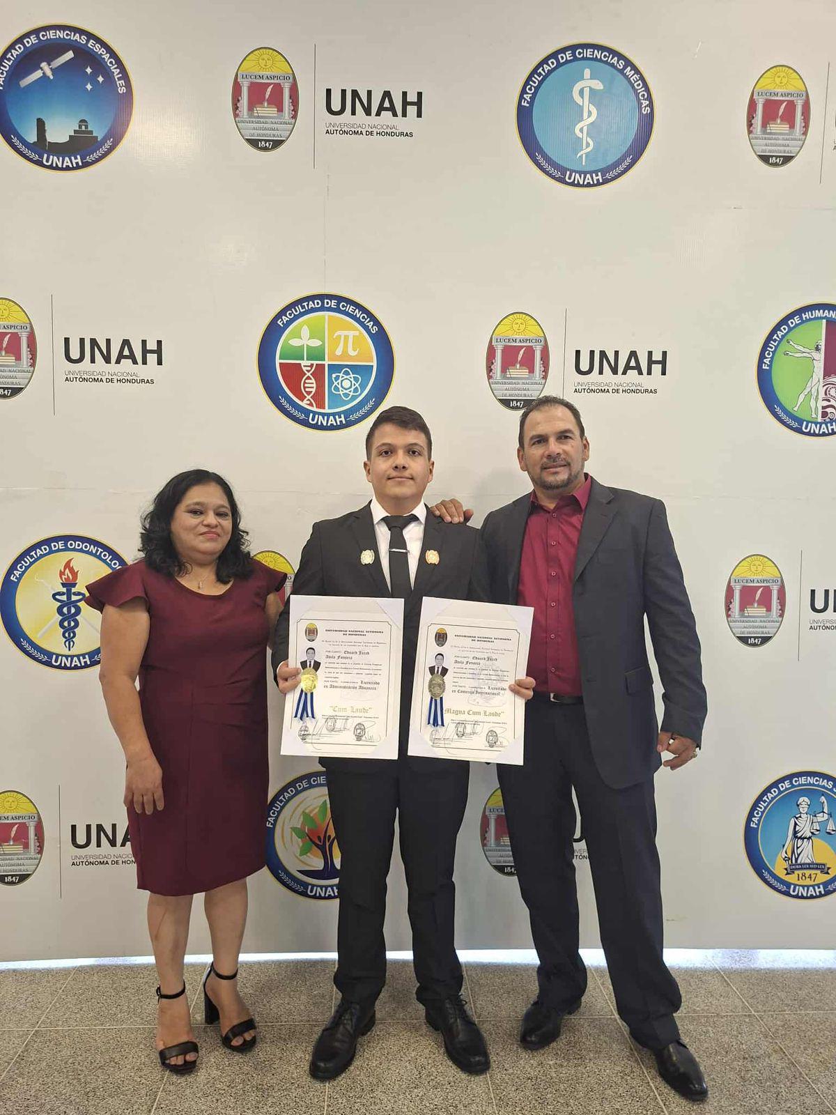 ¡Orgullo catracho! Joven de solo 23 años obtiene doble título en la Unah con mención honorífica