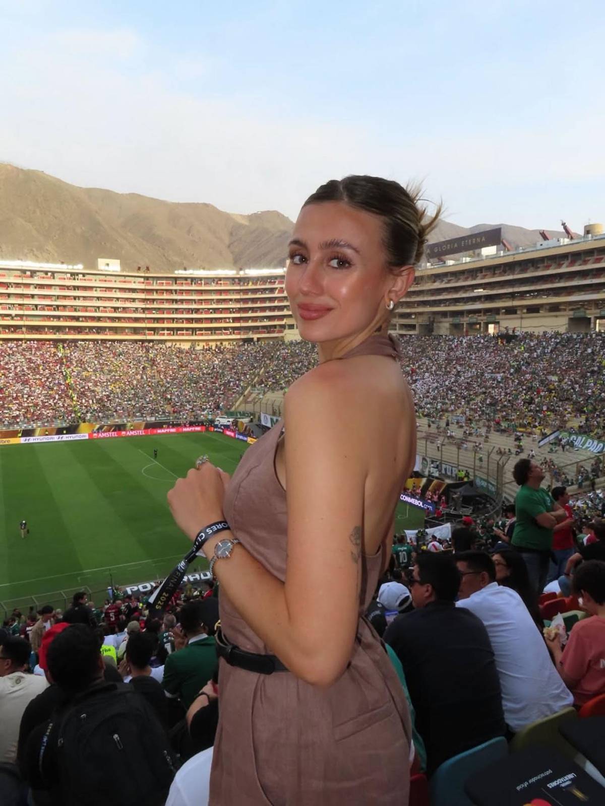 Sexy periodista deportiva se compromete con conocido futbolista argentino