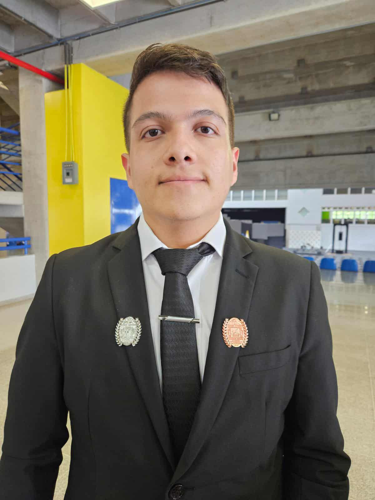 ¡Orgullo catracho! Joven de solo 23 años obtiene doble título en la Unah con mención honorífica