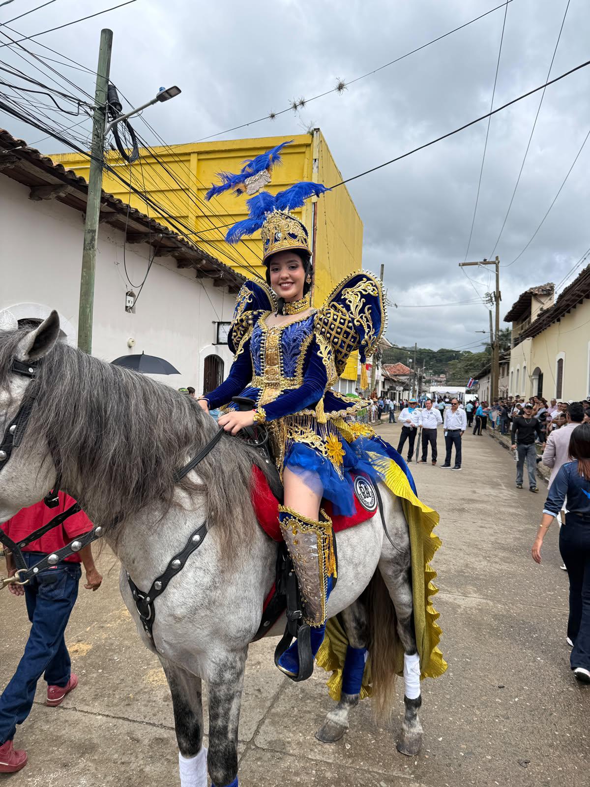 Elegancia y tradición en el desfile de las palillonas del Instituto Cosme García