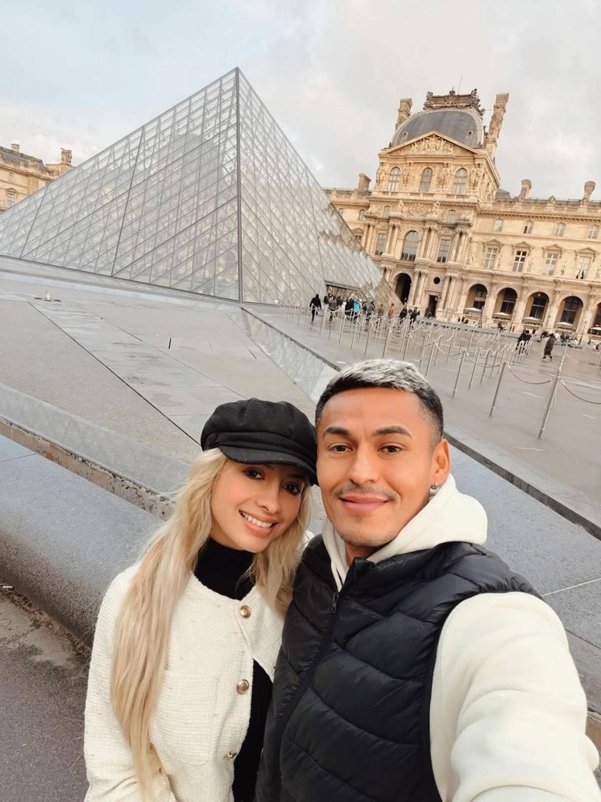 'Barbie' hondureña deslumbra en Europa con legionario: Champions en el Bernabéu