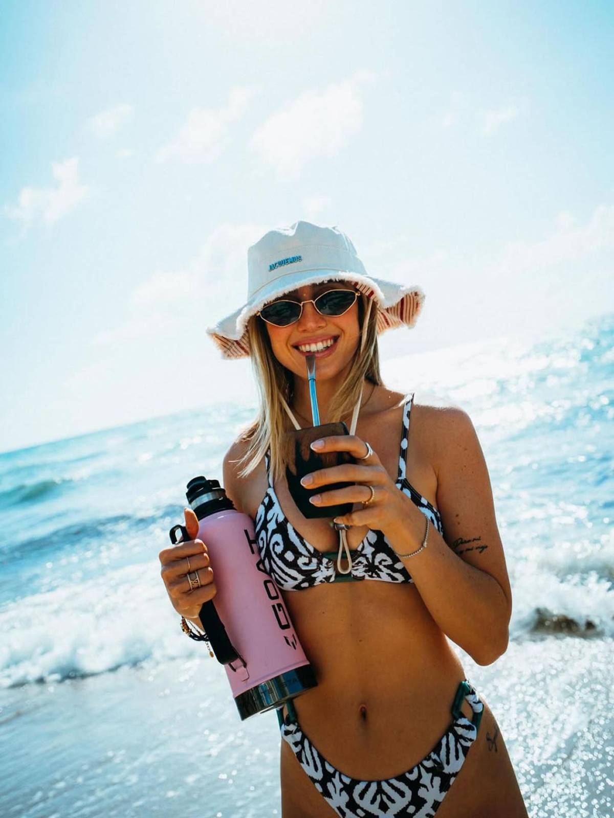 Sexy periodista deportiva se compromete con conocido futbolista argentino