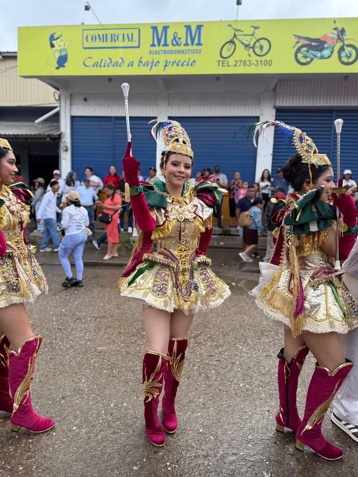 Elegancia y tradición en el desfile de las palillonas del Instituto Cosme García