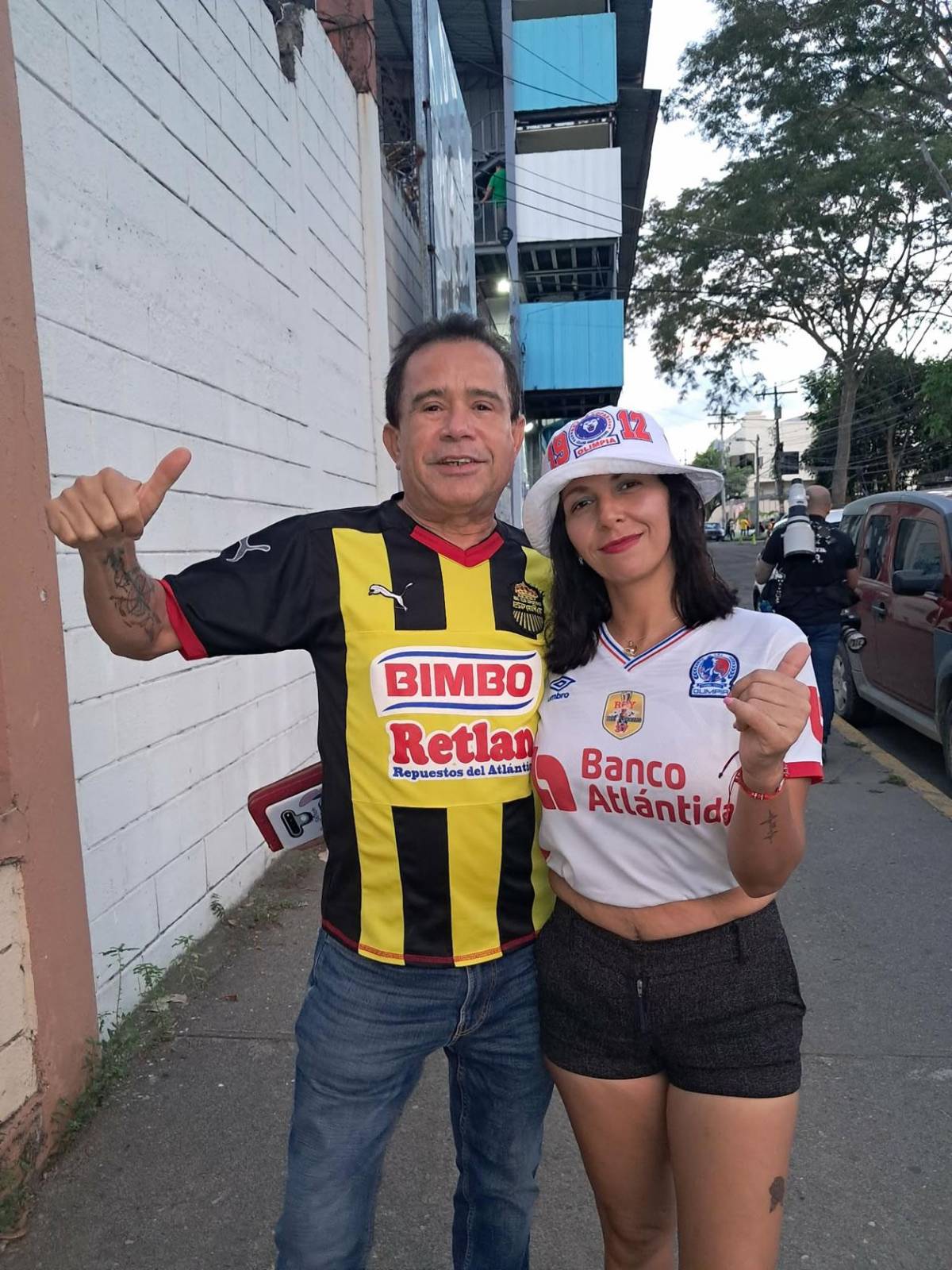 Periodista y bellas chicas roban miradas en triangular Real España vs Olimpia