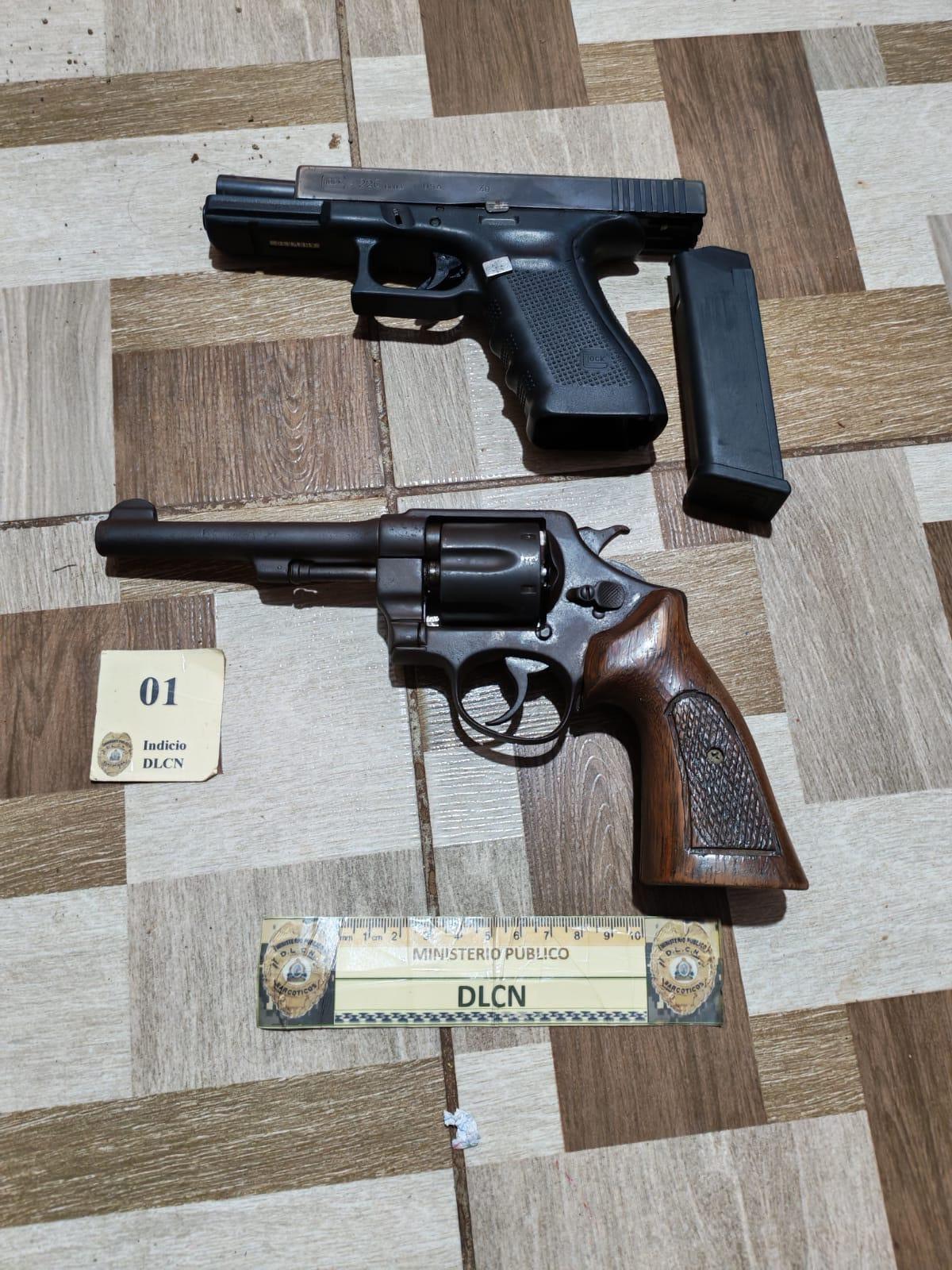 Armas decomisadas durante el operativo policial.