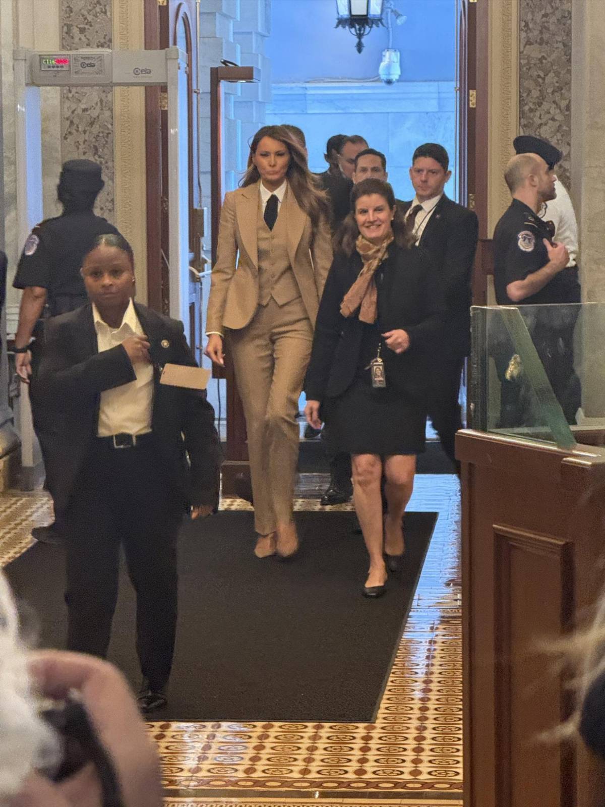 Melania Trump y la reina Letizia hacen tendencia el traje sastre  femenino