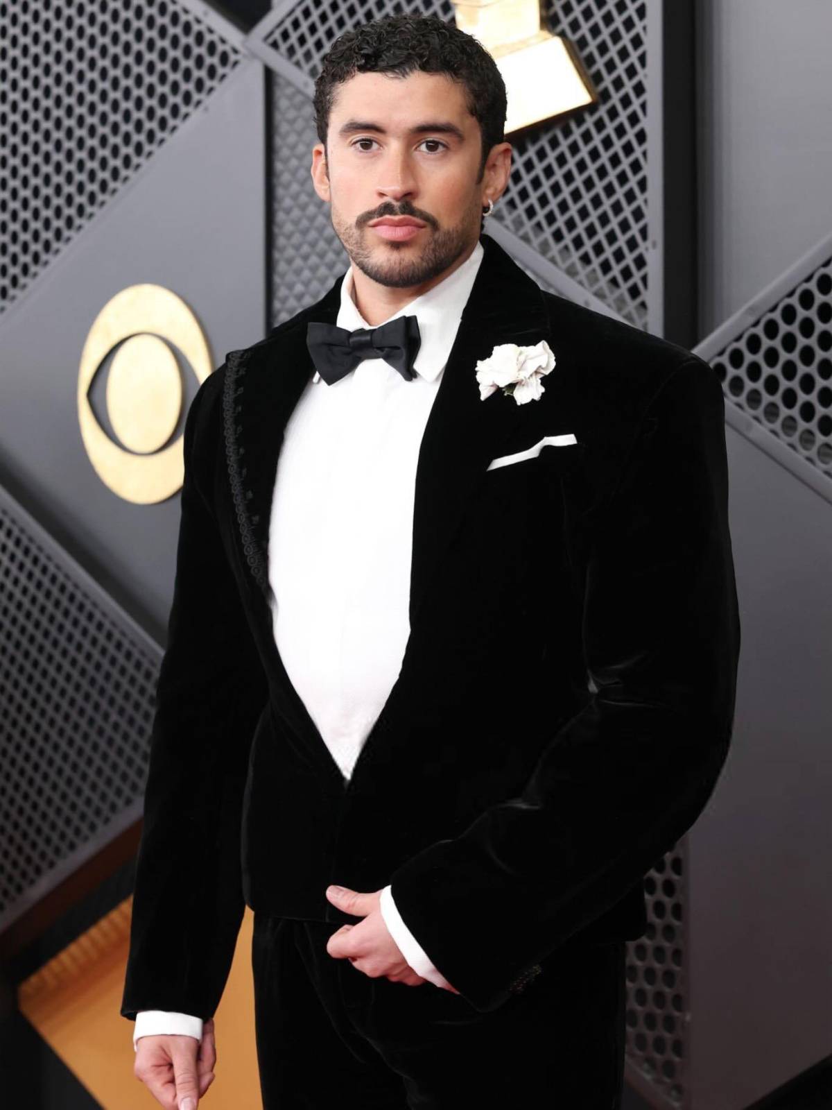 Bad Bunny le da un giro al clásico esmoquin en la alfombra roja de los Grammy 2026