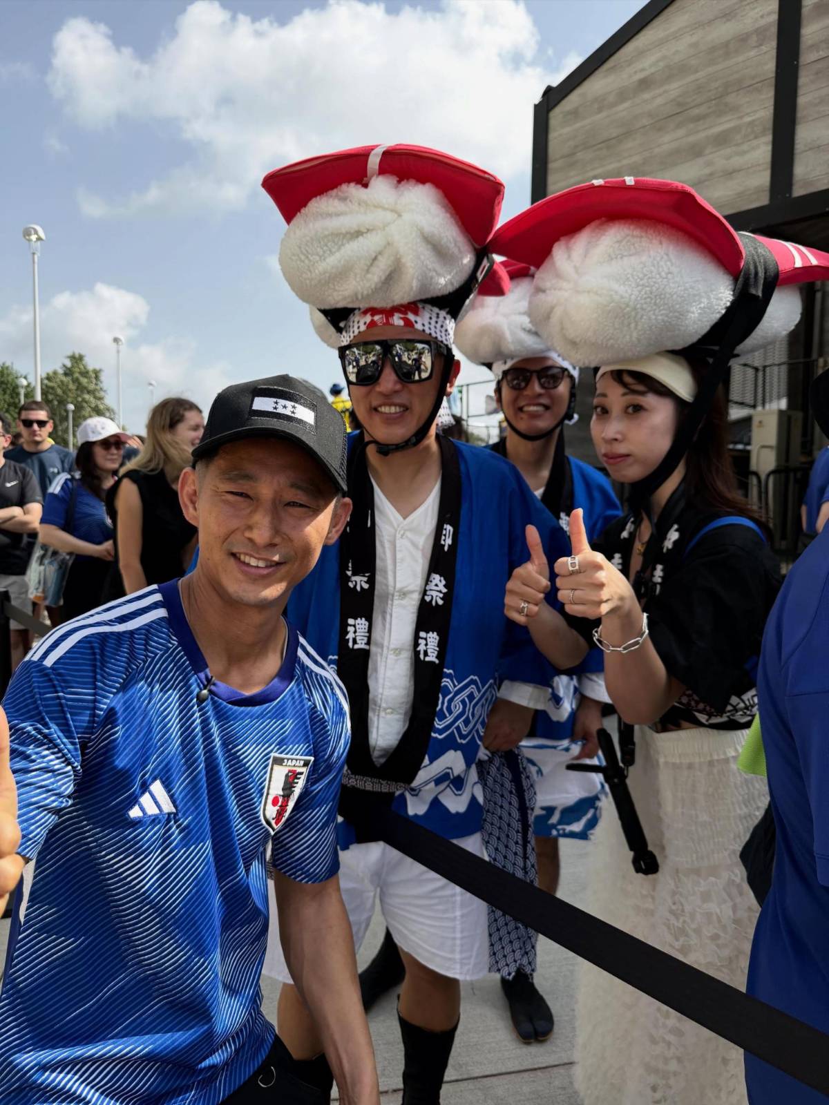 Shin Fujiyama cumple sueño, la locura de la afición en el Japón vs. Brasil