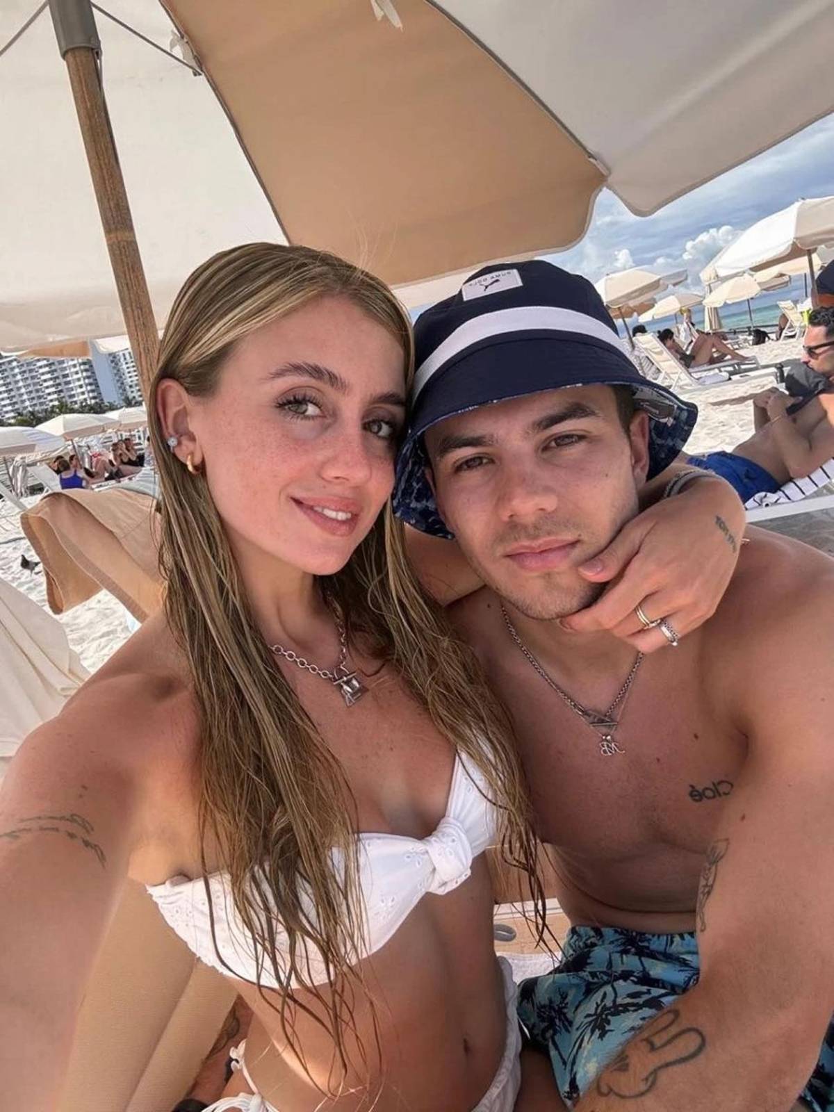 Sexy periodista deportiva se compromete con conocido futbolista argentino