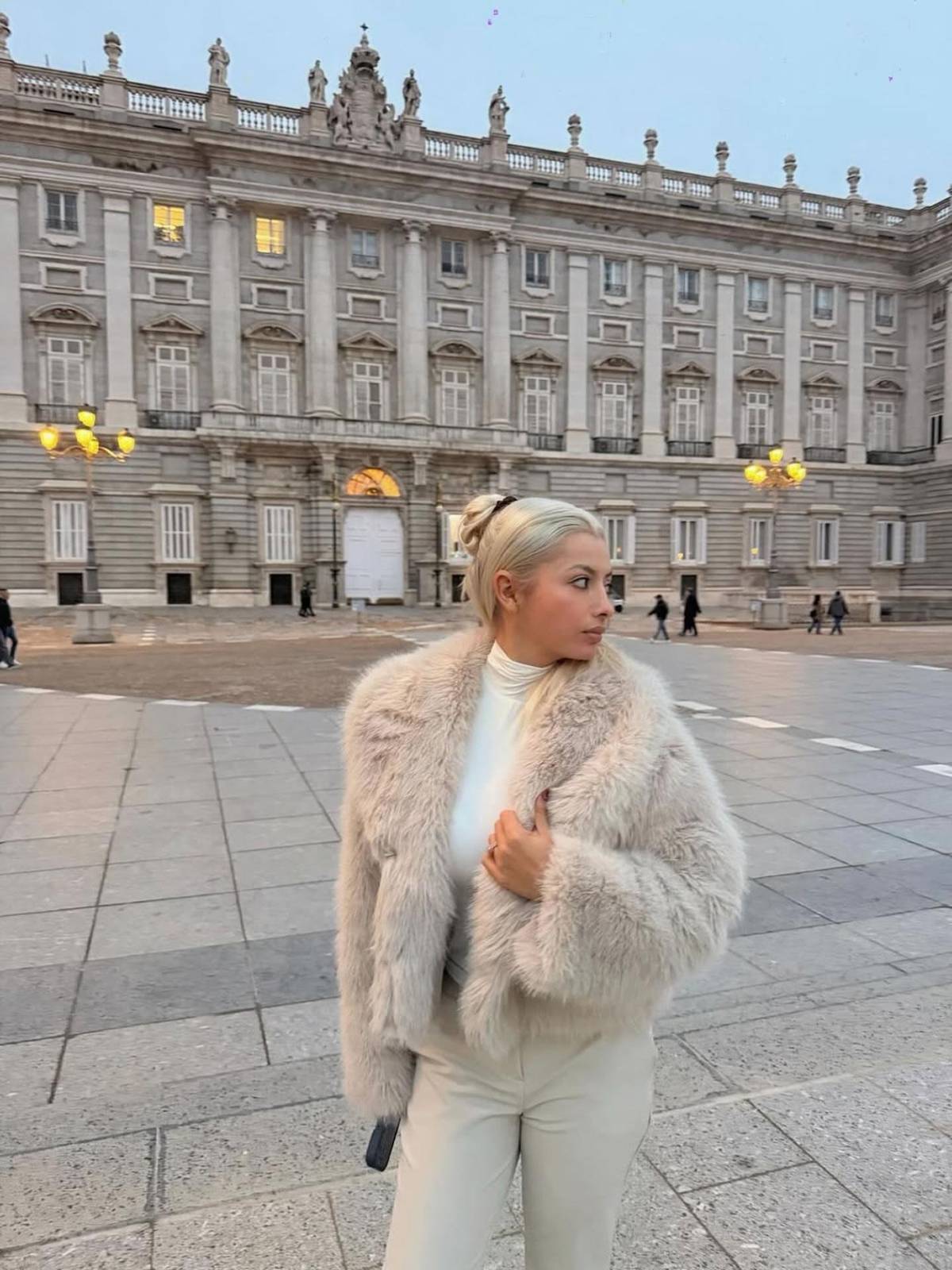 'Barbie' hondureña deslumbra en Europa con legionario: Champions en el Bernabéu